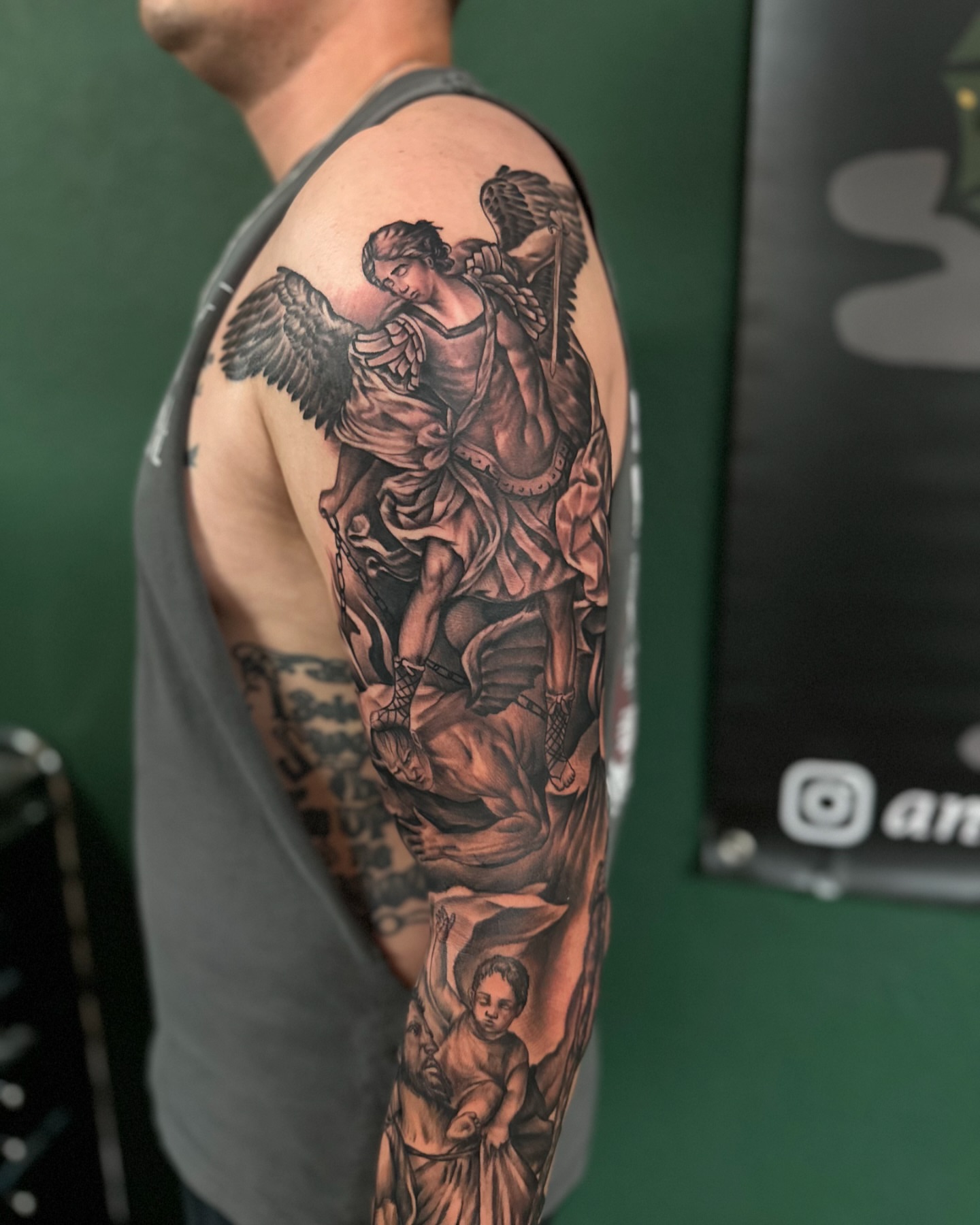 Angel and child realism tattoo on the upper arm by Calvin Maryland 🇵🇹