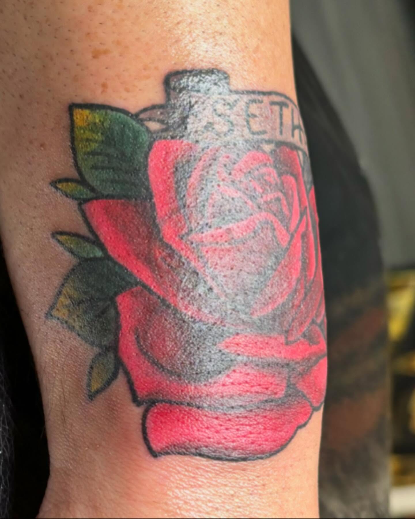 Rose American traditional tattoo on the forearm by Oscar Cuéllar (Kue-Yar)