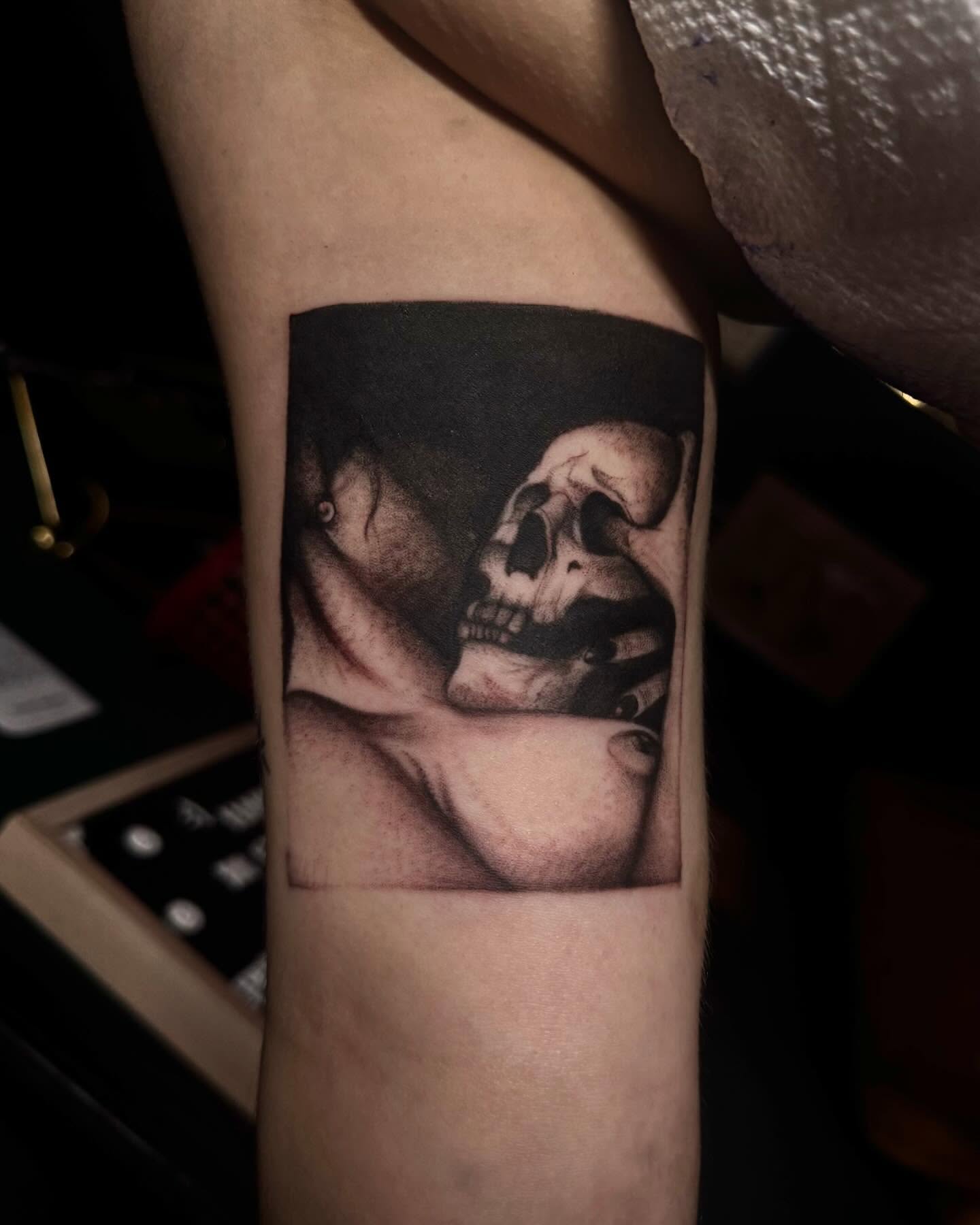 Skull and woman realism tattoo on the forearm by Priscilla ☾ ⋆*・゚