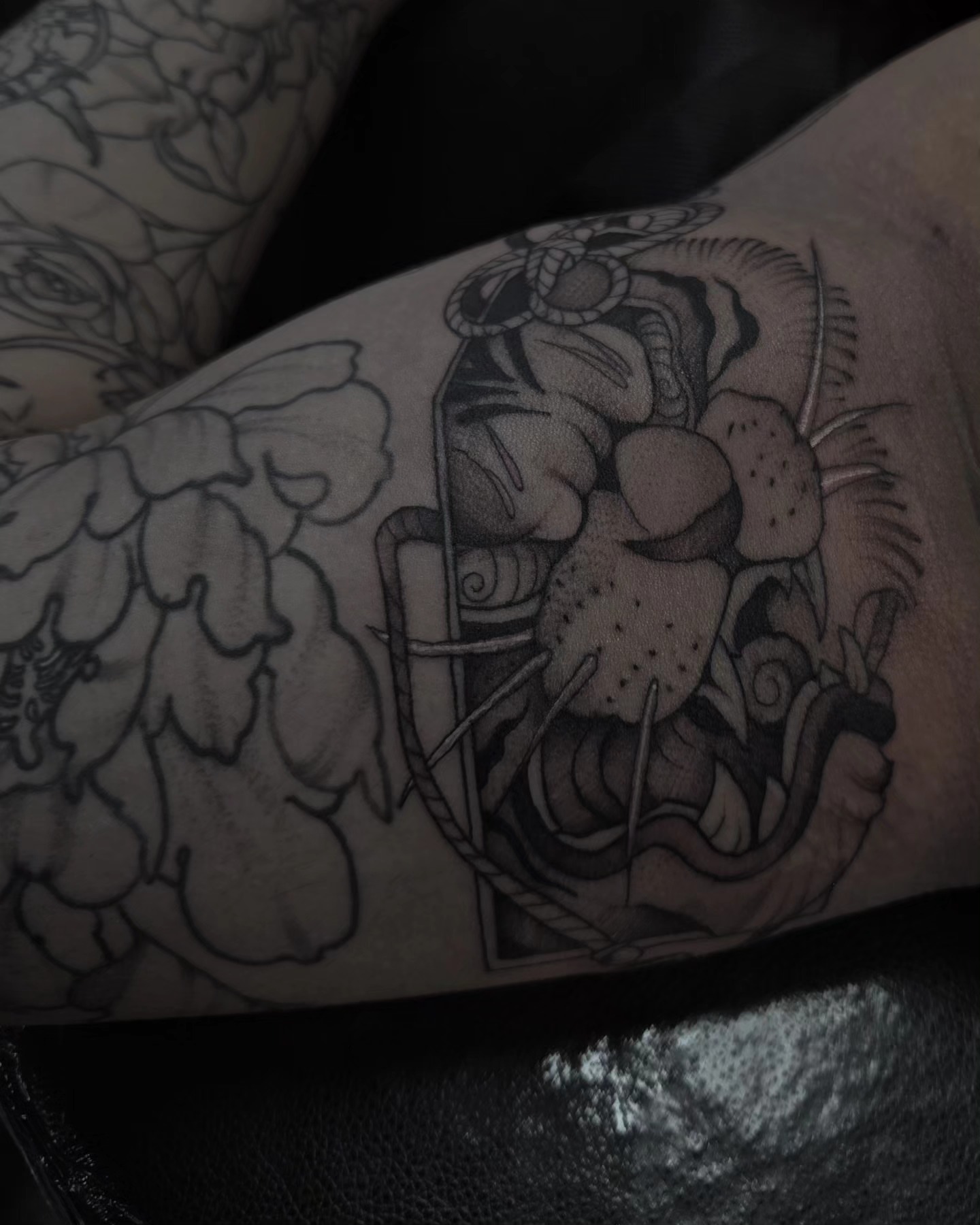 Lion and flowers black and grey tattoo on the forearm by Gabrielle Esperanza ☽。⋆