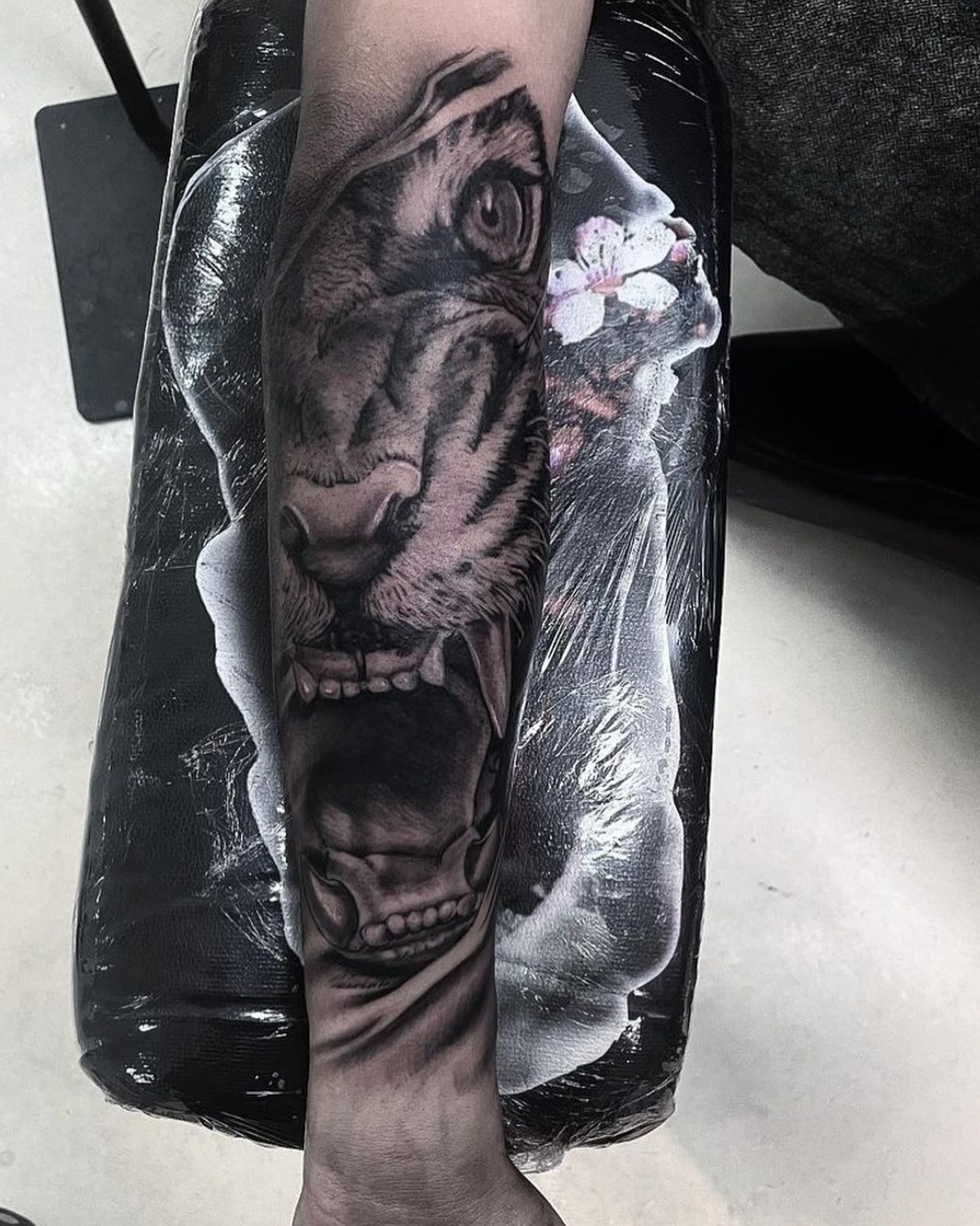 Tattoo by @puratintamiami — realism, black_and_grey