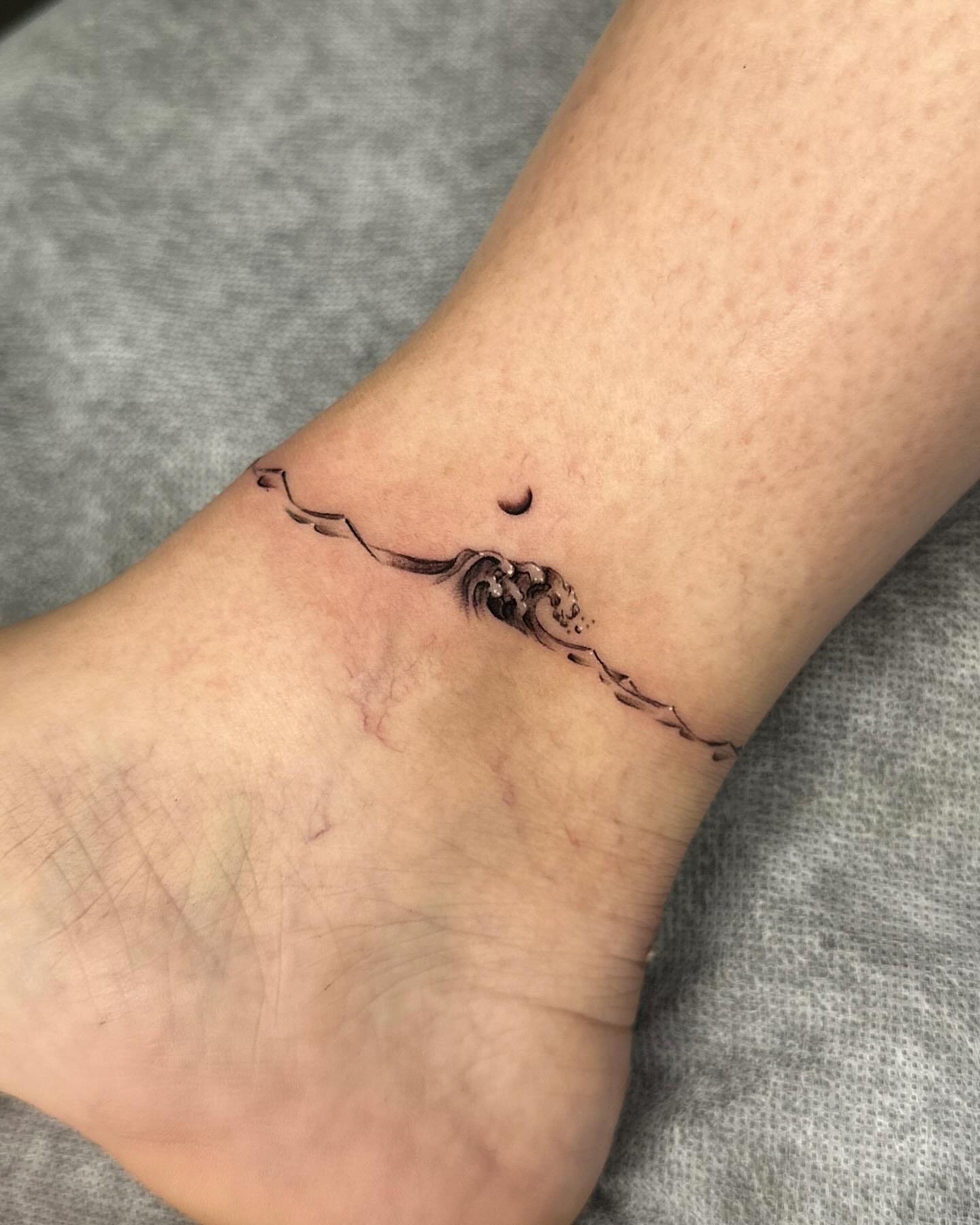 Octopus black and grey tattoo on the foot by Tattoo artist EJ (Mireu)