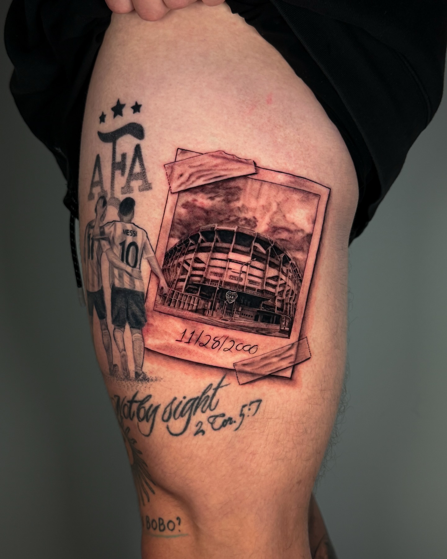 Soccer stadium realism tattoo on the thigh by Douglas Santos