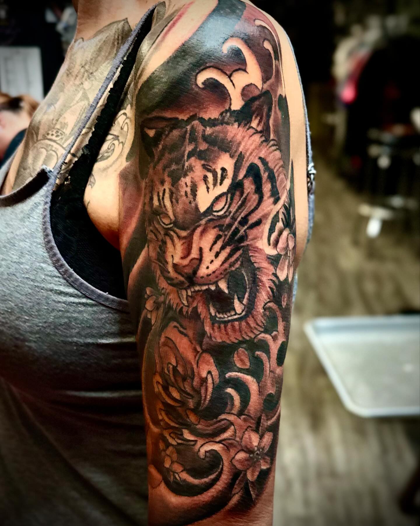 Tiger japanese irezumi tattoo on the upper arm by Tattoo Artist Ian Day (Everlasting_Art_Ink)
