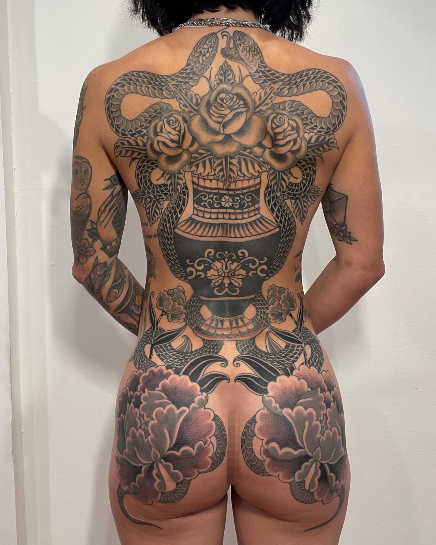 Snake and roses American traditional tattoo on the back by 𝓰𝓲𝓷𝓪 𝓼𝓮𝓻𝓹𝓮𝓷𝓽𝓲𝓷𝓪