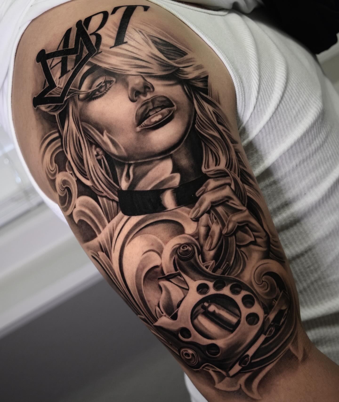 Woman with gear realism tattoo on the upper arm by Sergio Mendez