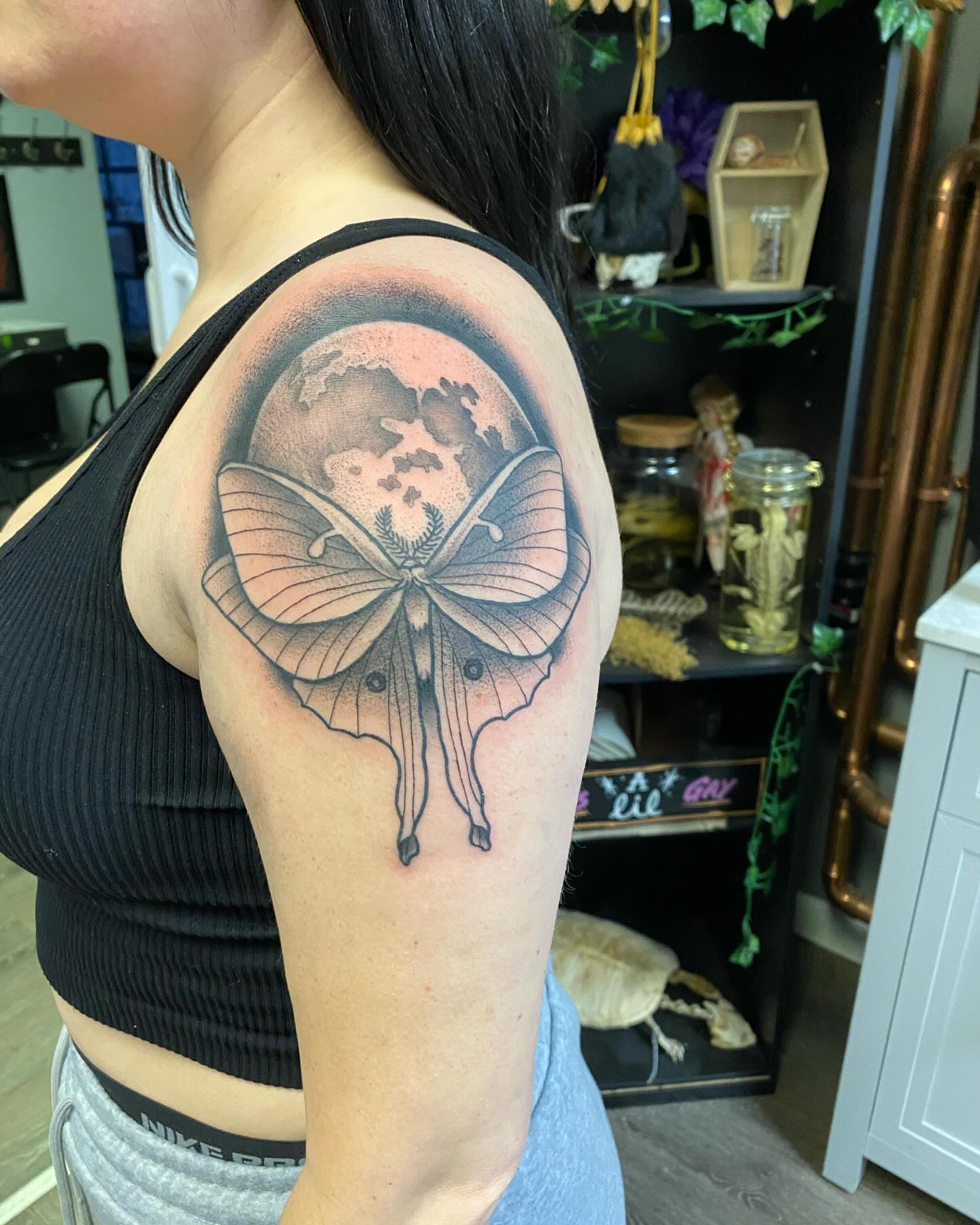 Tattoo by @shelbeaux — black_and_grey