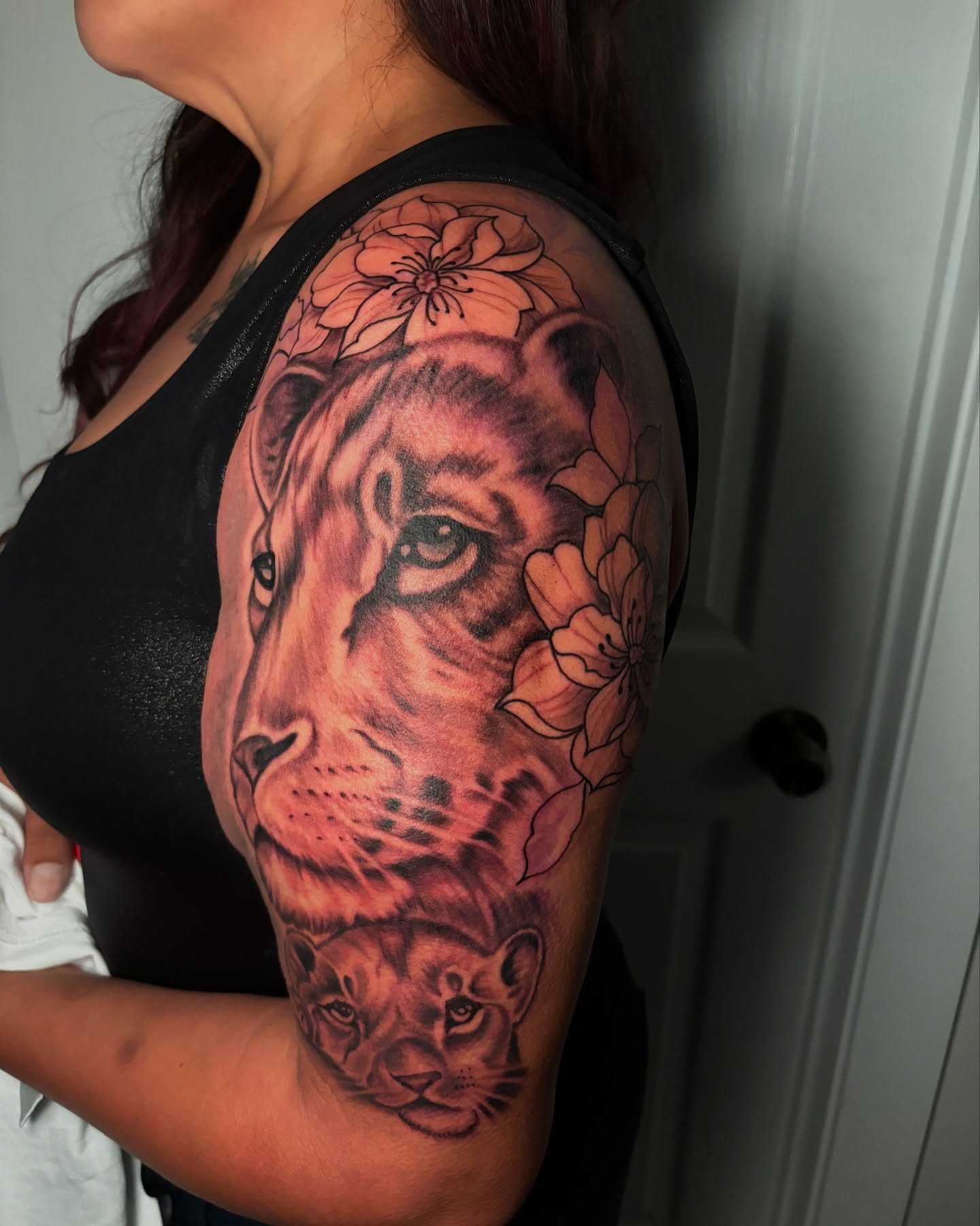Tiger and flowers realism tattoo on the shoulder by Eric Garcia