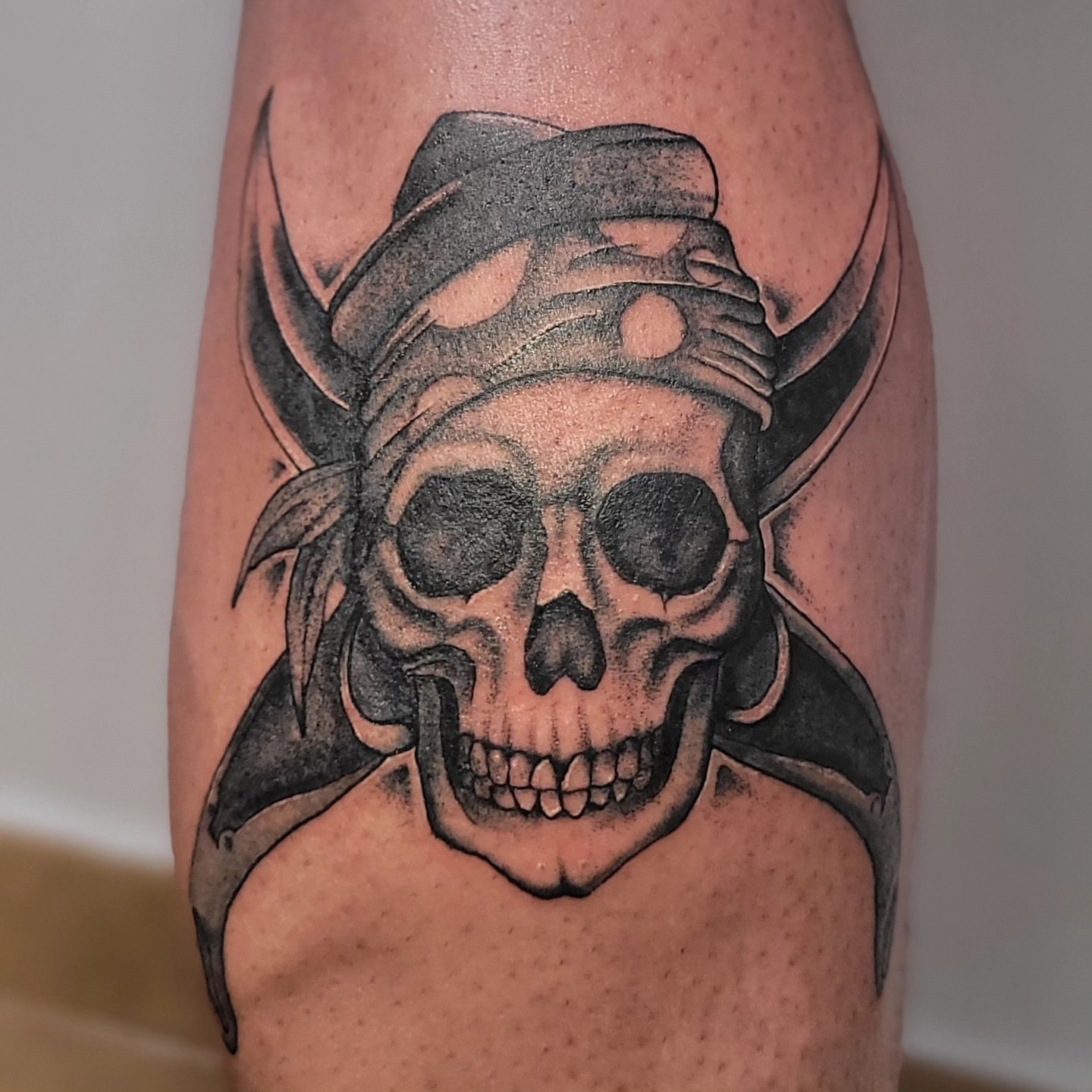 Skull black and grey tattoo on the forearm by Gonzalo Pantona
