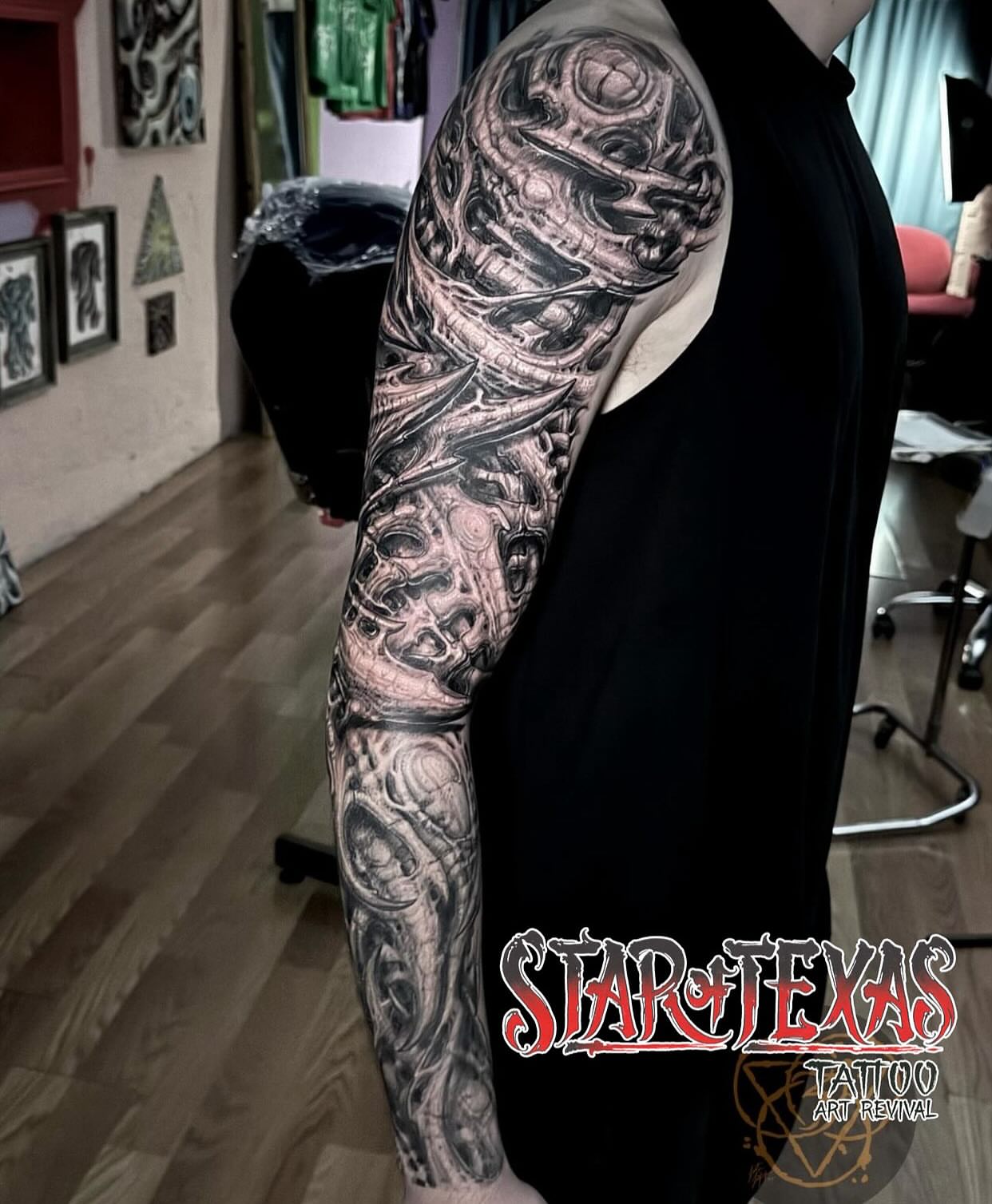 Cyborg biomechanical arm realism tattoo on the upper arm by Justin (iam3) Leifeste