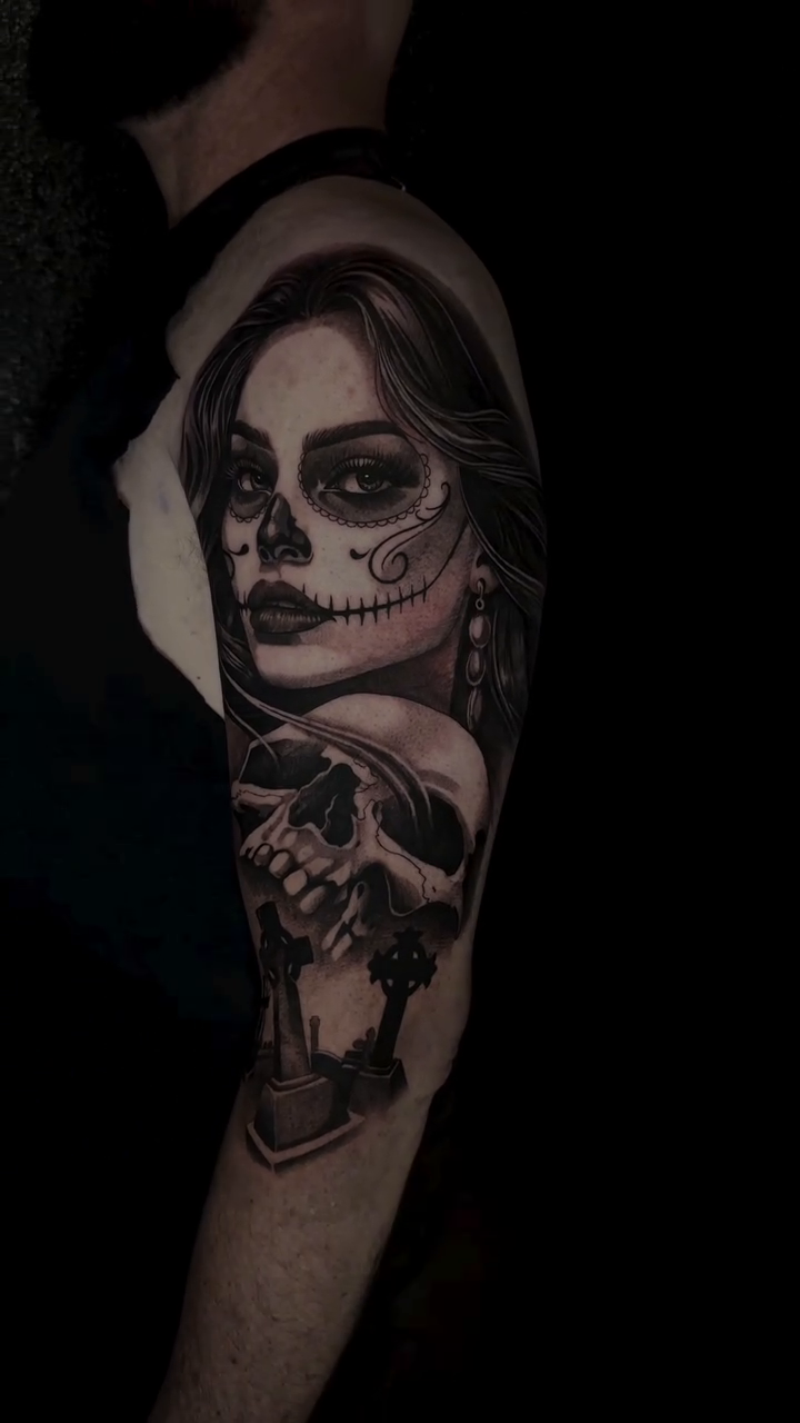 Woman and skull realism tattoo by 𝐓𝐚𝐭𝐭𝐨𝐨 👩🏻‍🎨
