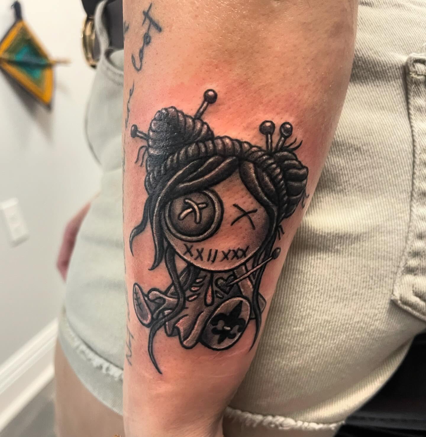 Tattoo by @miznola — black_and_grey