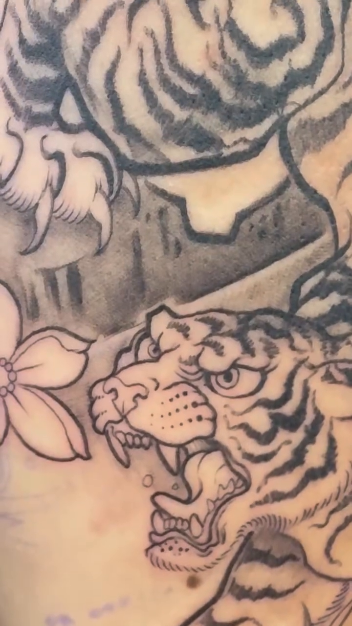Tiger with flowers japanese irezumi tattoo by Hori Shit