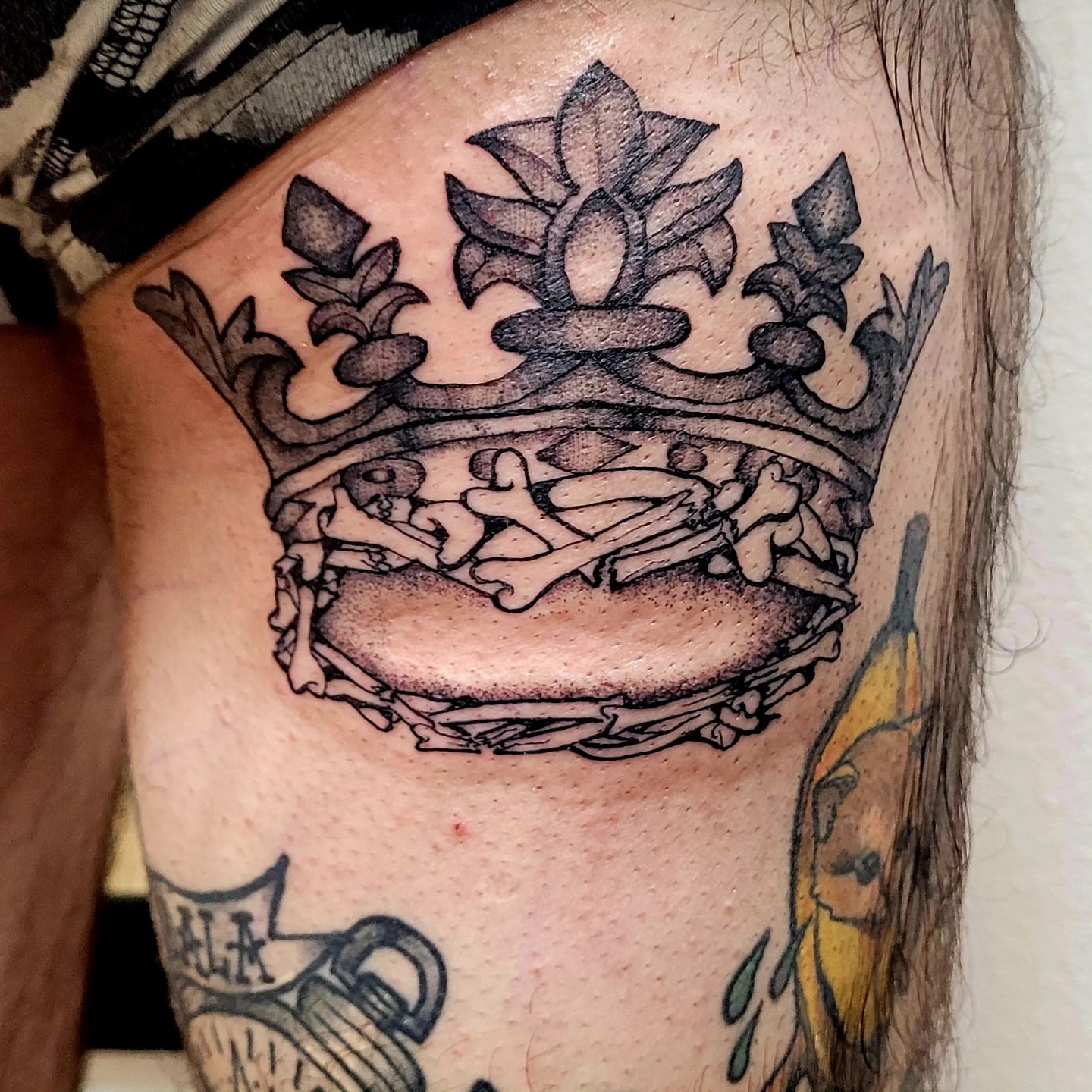 Bone crown black and grey tattoo on the thigh by Gonzalo Pantona