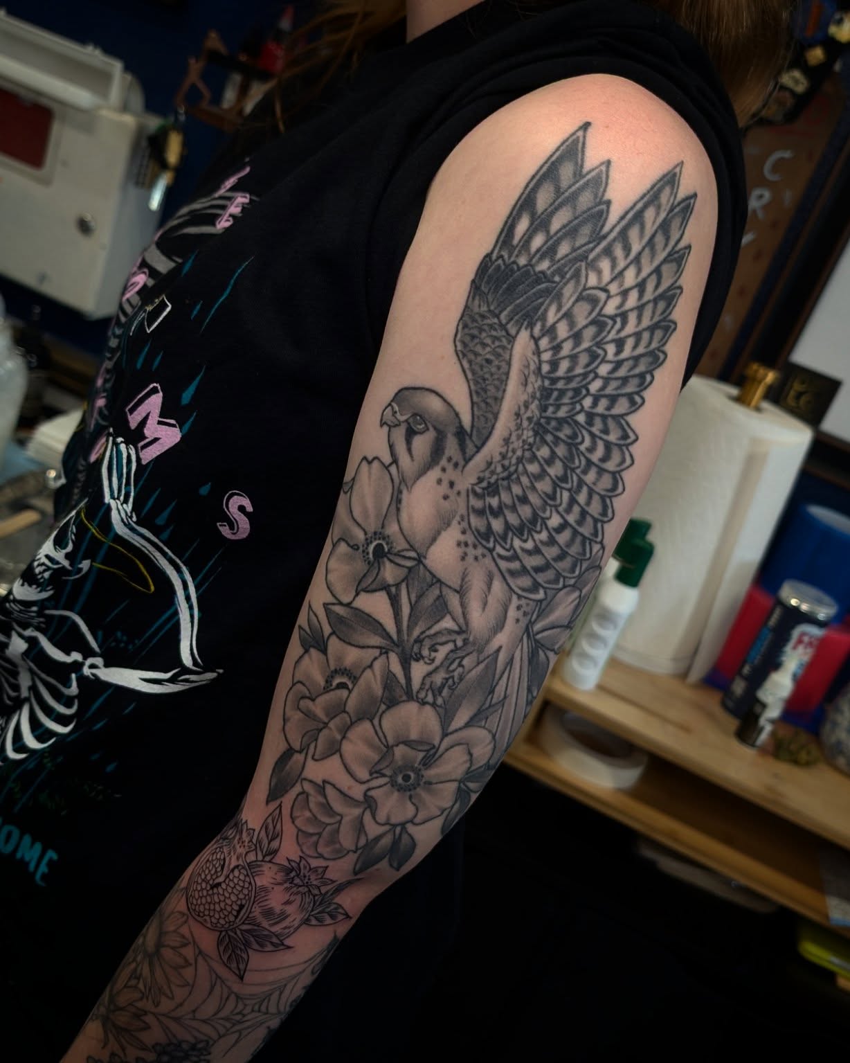 Hawk and flowers realism tattoo on the forearm by 𝑹𝒆𝒚𝒎𝒂𝒓𝒄 𝑫𝒂𝒚𝒂𝒖𝒐𝒏