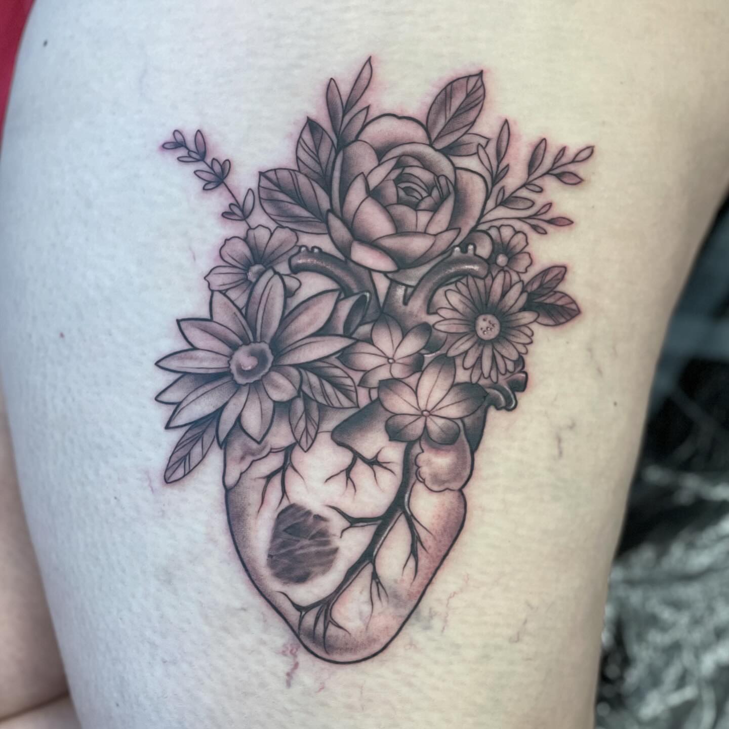 Anatomical heart with flowers realism tattoo on the thigh by ๐ณ๐๐๐๐ข ๐ต๐๐๐๐๐๐