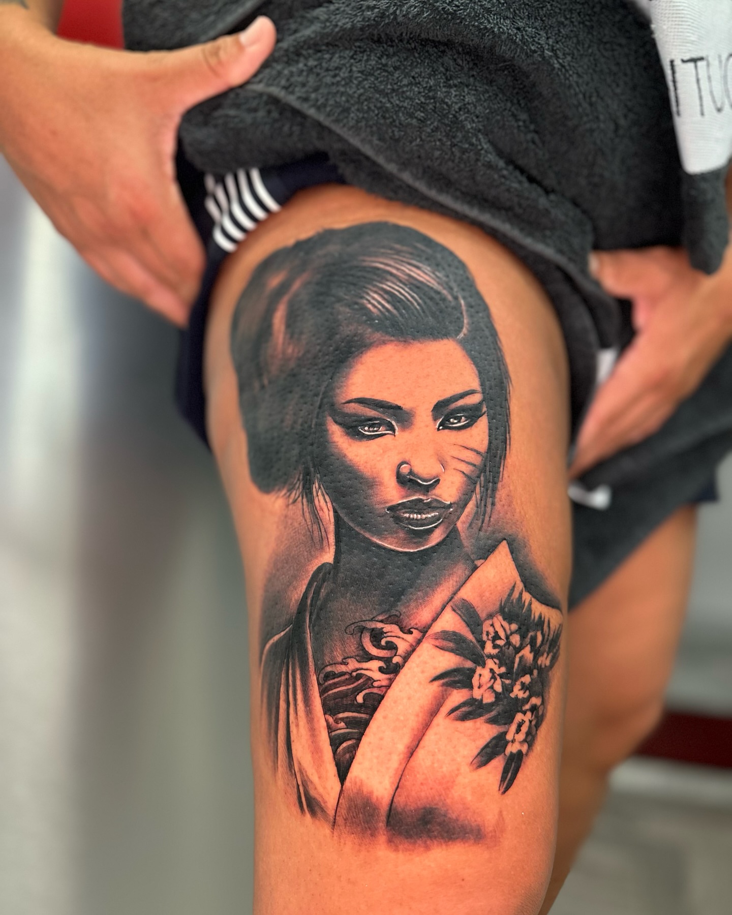 Geisha realism tattoo on the thigh by guinn_art_tatts, Le Moule