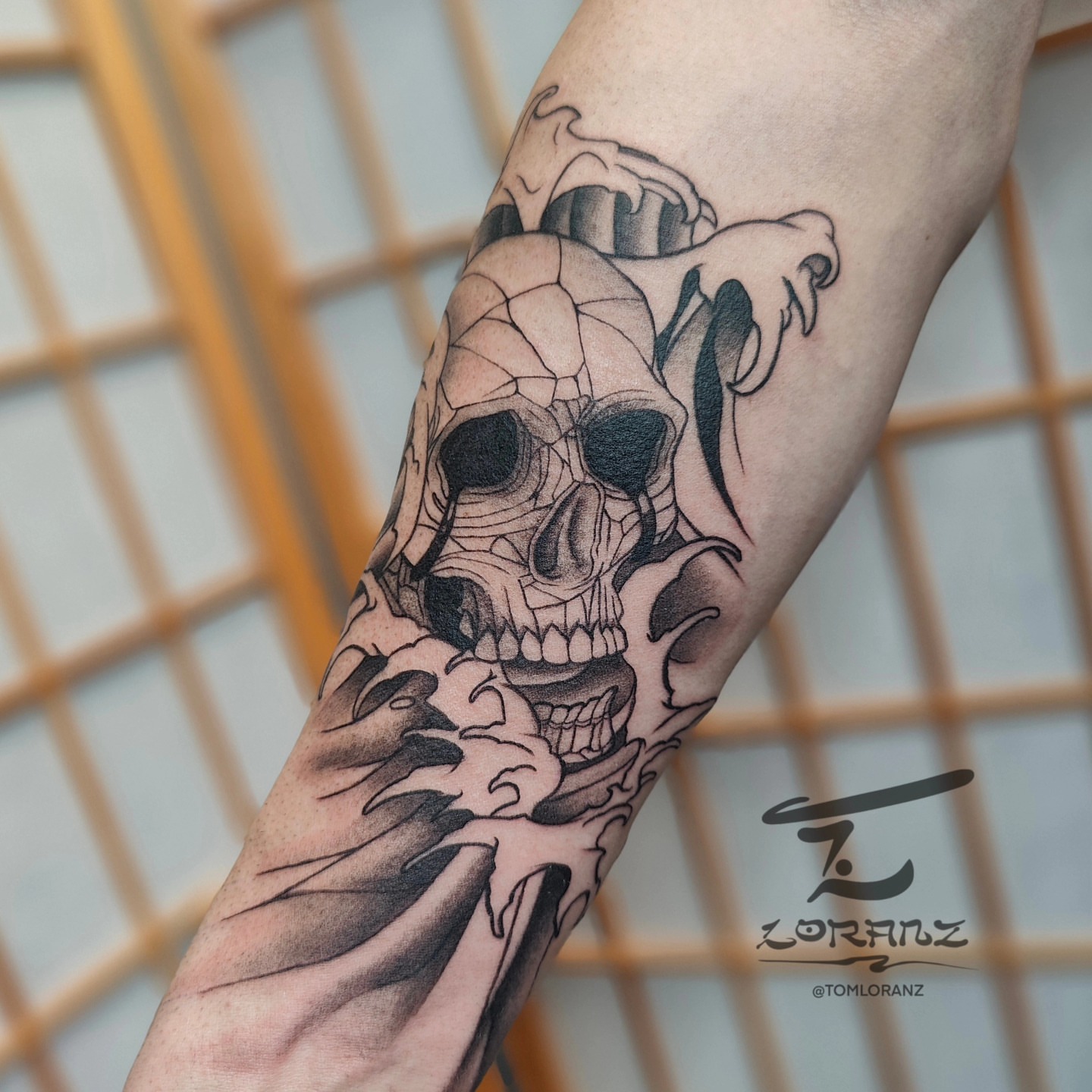 Skull black and grey tattoo on the forearm by Ｔｏｍ Ｌｏｒａｎｚ