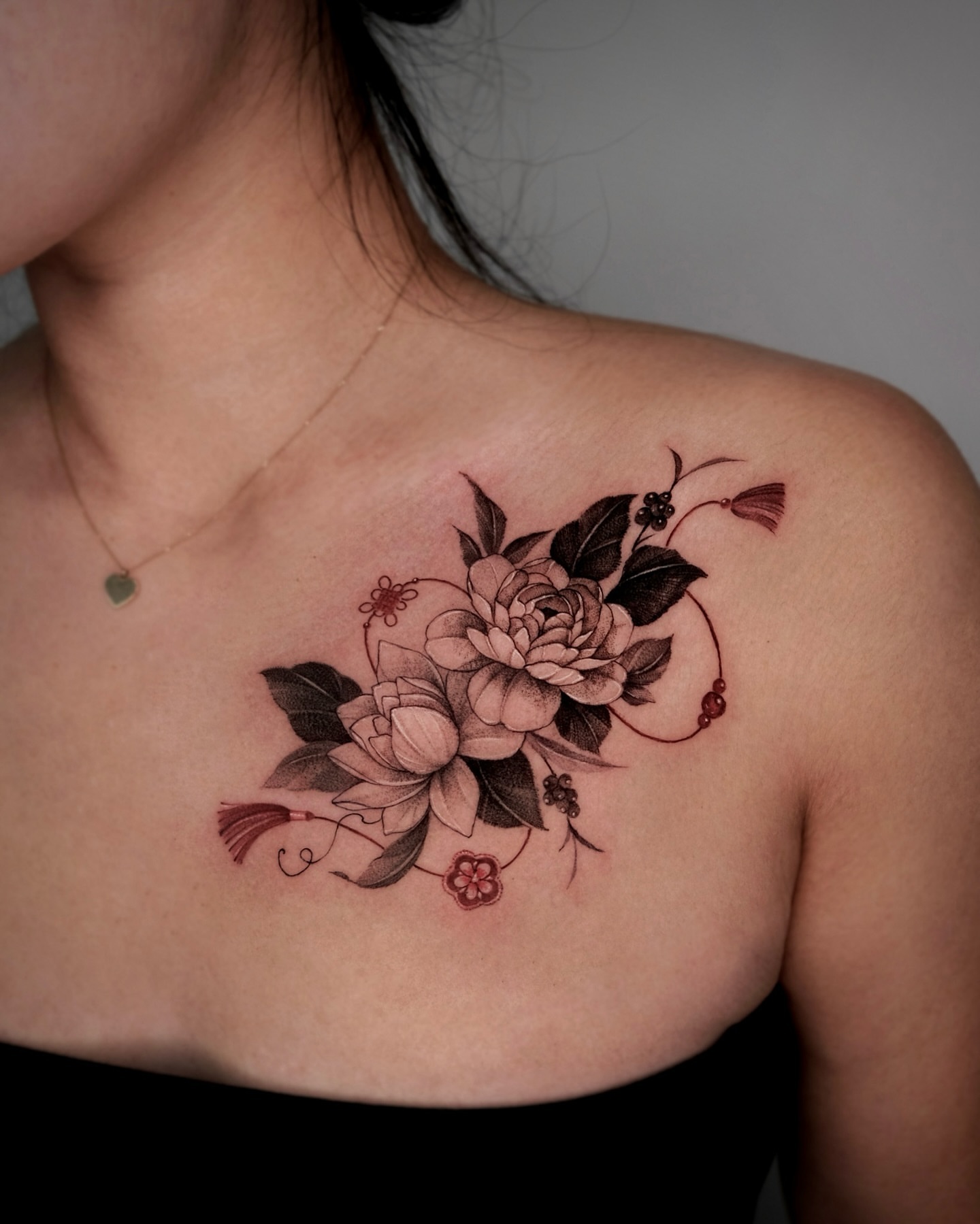 Floral bouquet realism tattoo on the shoulder by Da-An ･ﾟ✧ 다 안 𓇬˖