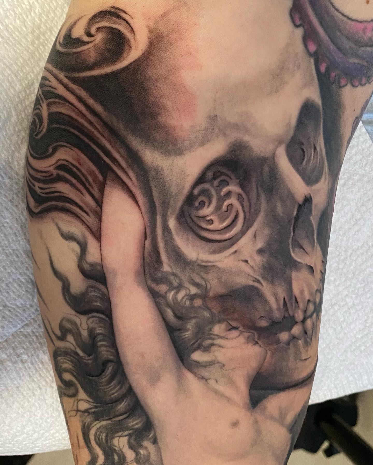 Skull realism tattoo on the forearm by @doctorze