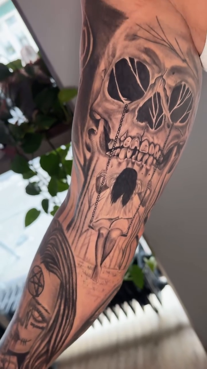 Skull with floral elements realism tattoo by Tattoo Artist πΊπΈ