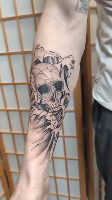 Skull and waves realism tattoo by Ｔｏｍ Ｌｏｒａｎｚ