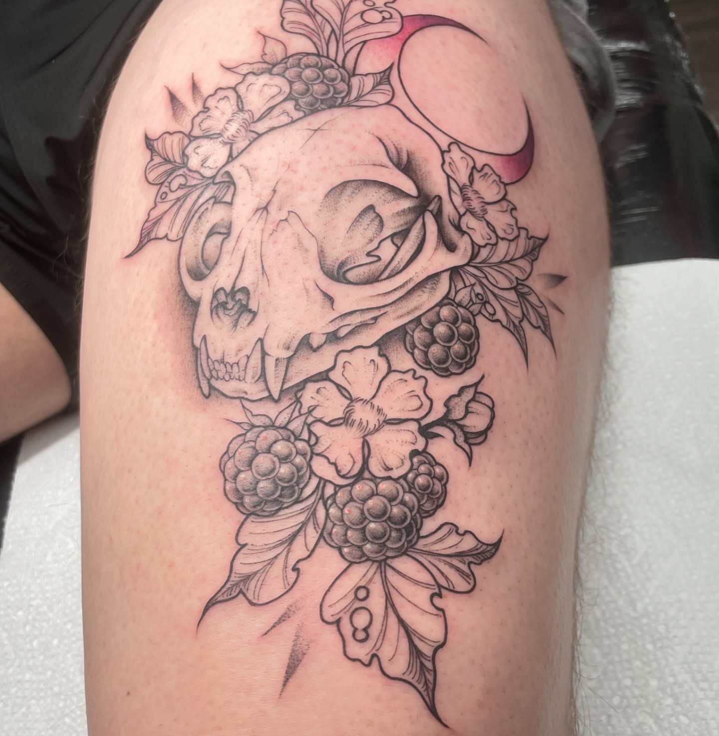 Skull and berries realism tattoo on the thigh by โพ ๐
๐ฏ๐ฆ ๐๐ฌ๐ด๐ข๐ฏ๐ฐ โพ