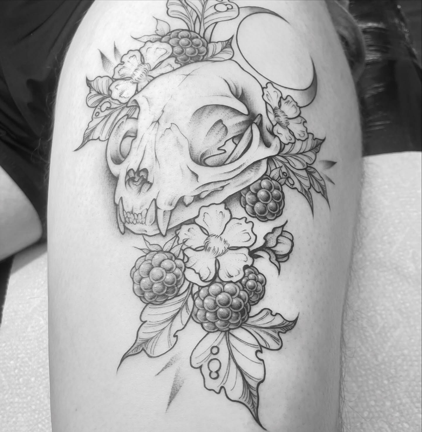Skull and berries realism tattoo on the thigh by โพ ๐
๐ฏ๐ฆ ๐๐ฌ๐ด๐ข๐ฏ๐ฐ โพ