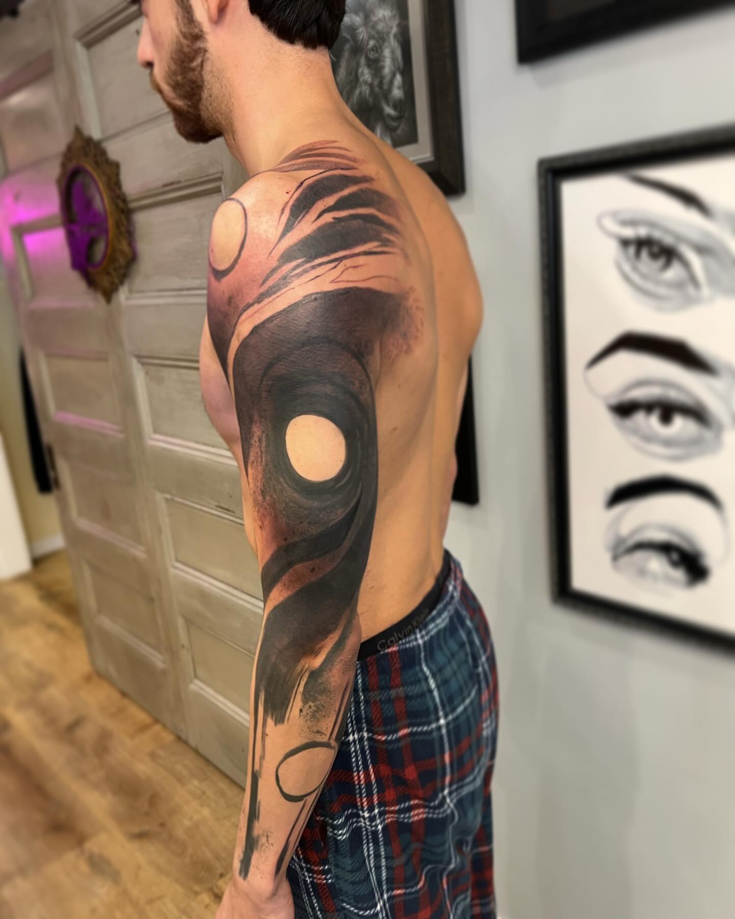 Abstract swirl geometric tattoo on the upper arm by Rizzie D'Alterio