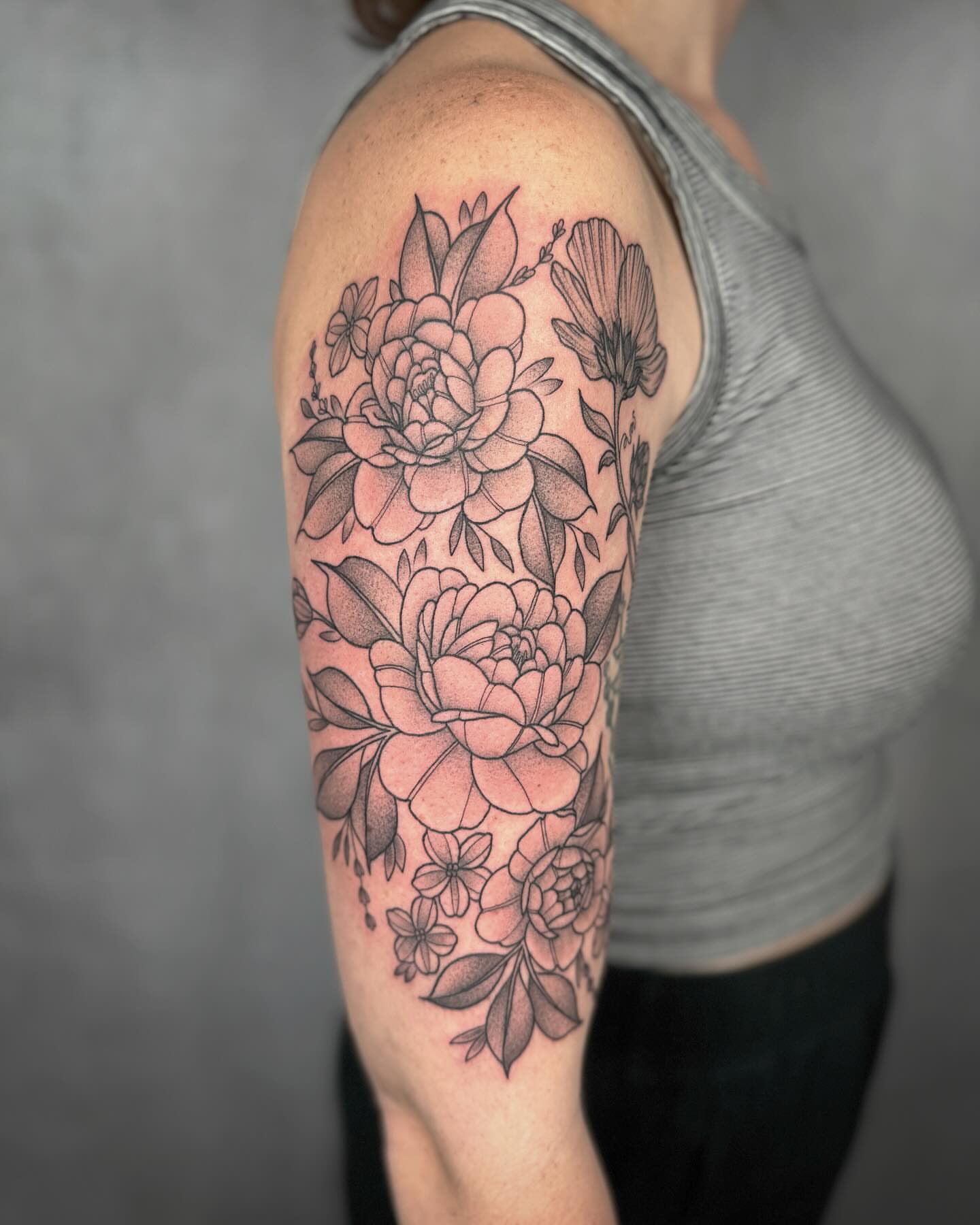 Floral bouquet black and grey tattoo on the upper arm by Mallory Miller π³οΈβπ Eugene
