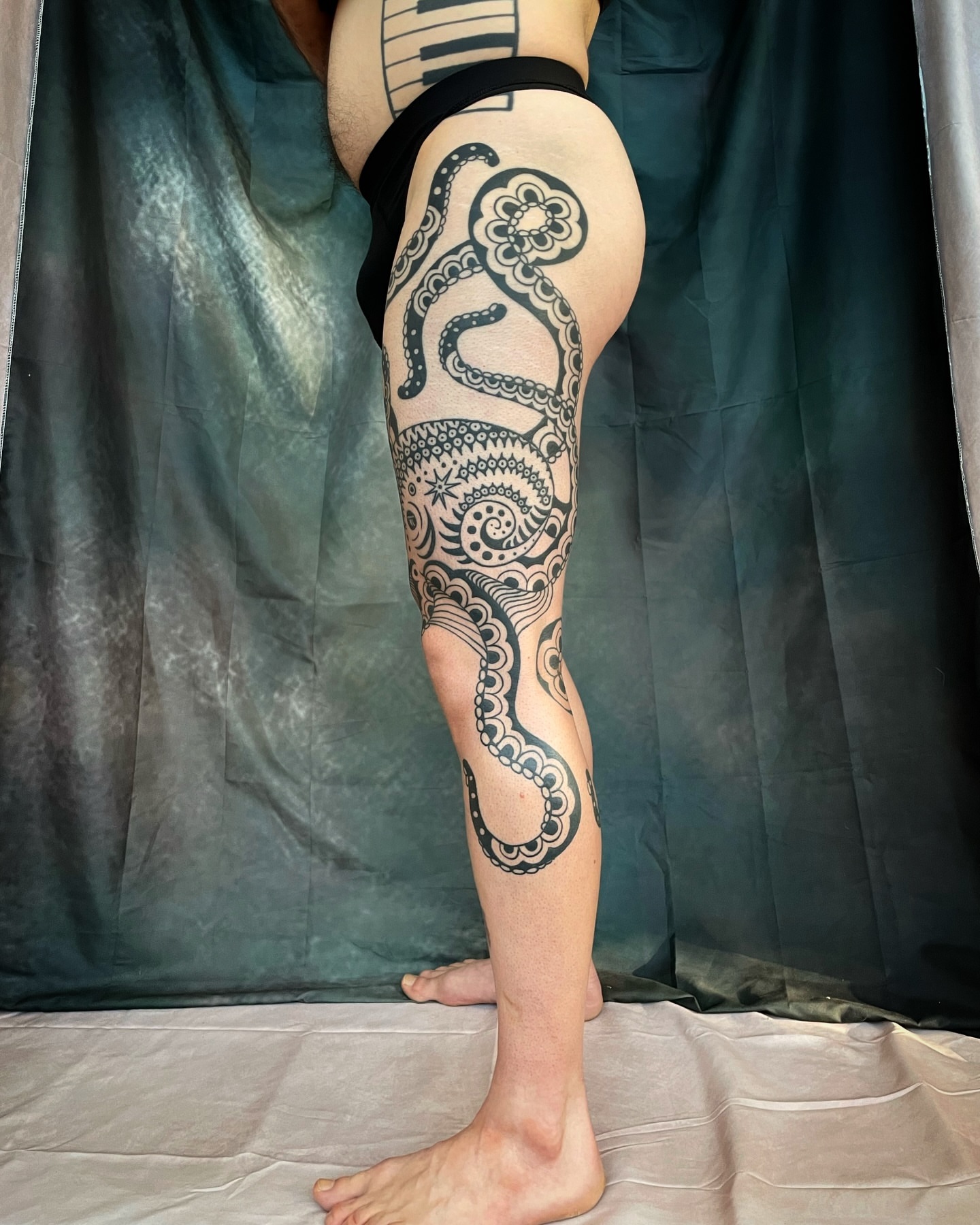Octopus black and grey tattoo on the calf by เผ เผถ ๐ฐ๐๐๐๐๐๐ เผถ ๐๐๐ถ เผถ เผ
