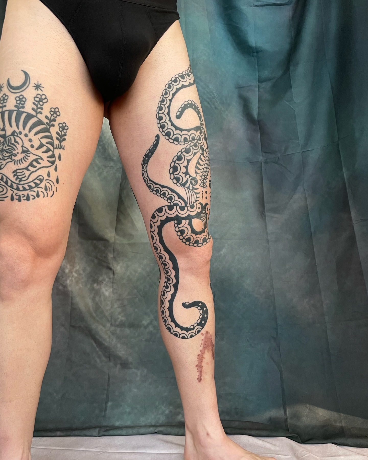 Octopus black and grey tattoo on the leg by เผ เผถ ๐ฐ๐๐๐๐๐๐ เผถ ๐๐๐ถ เผถ เผ