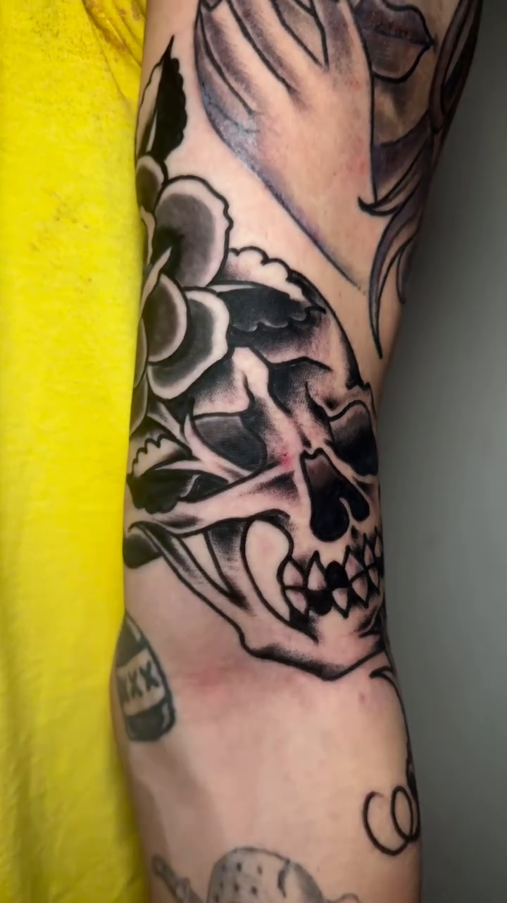 Skull and rose American traditional tattoo by Artist Clayco rikky