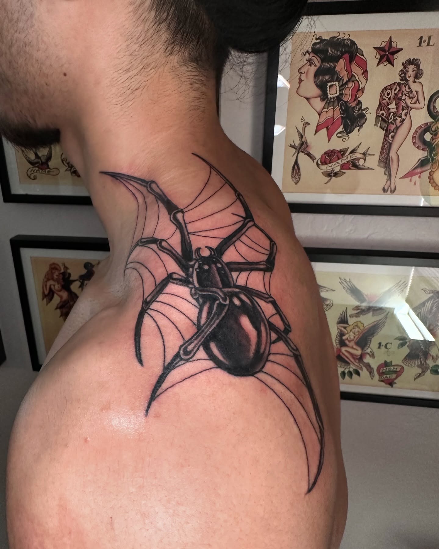 Spider black and grey tattoo on the shoulder by Kenny Waizumi ๐