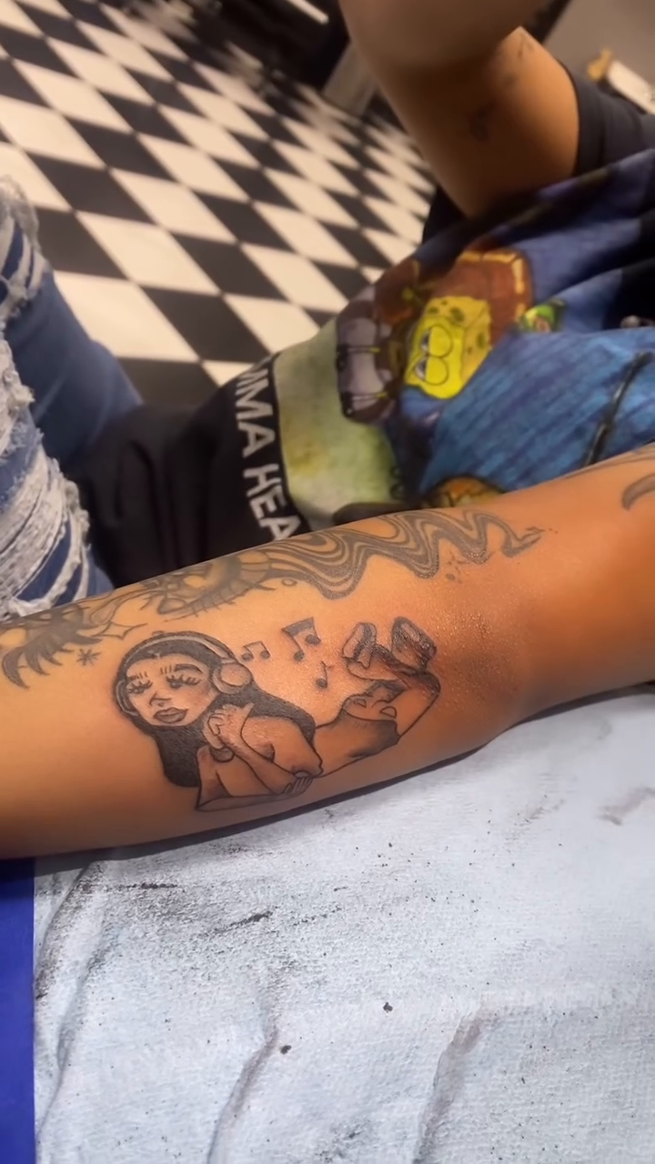 Woman with headphones and music notes realism tattoo by 𝐵𝓇𝓎𝒶𝓃𝓃𝒶 𝒞𝑜𝓇𝓉𝑒𝓏