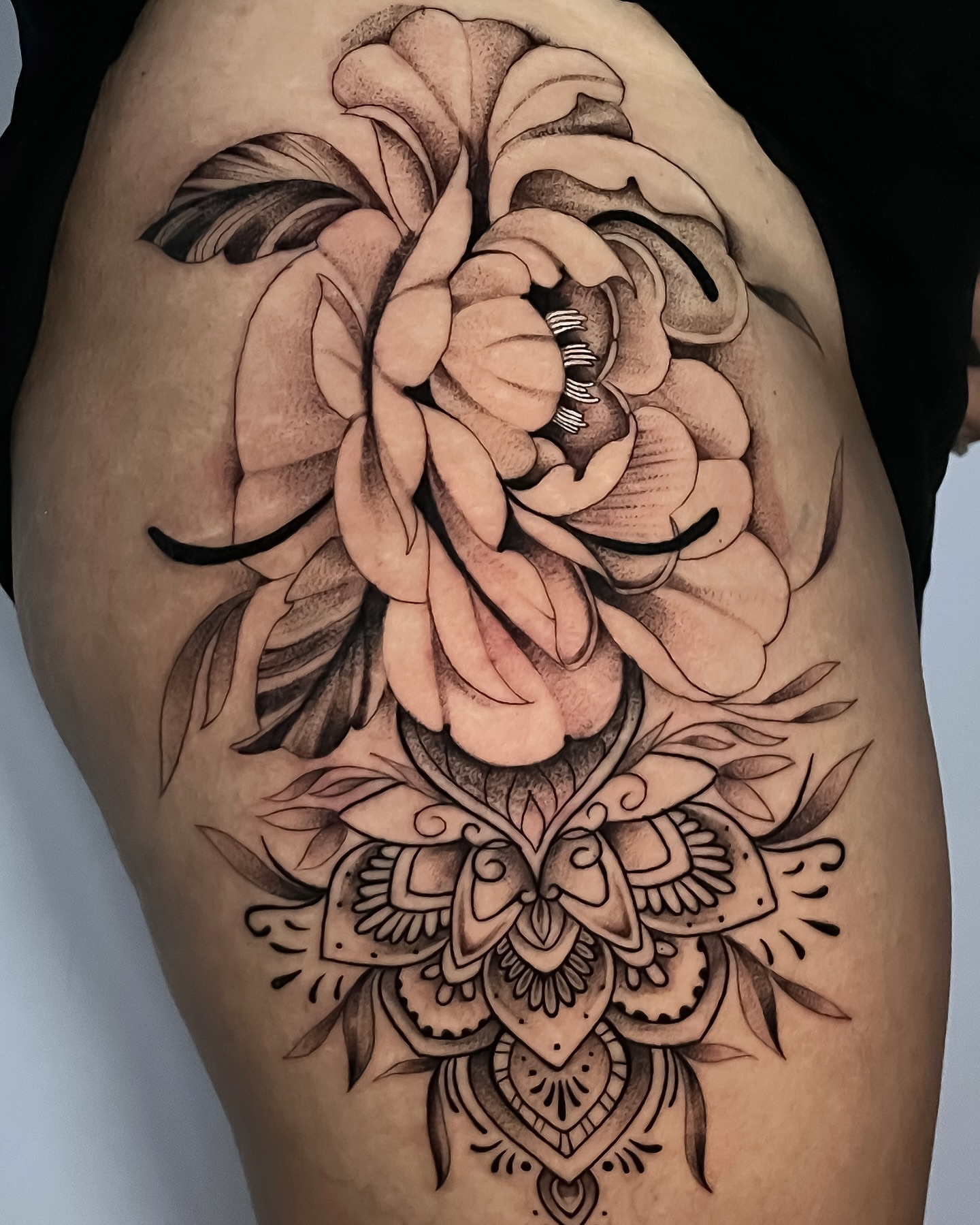 Floral mandala geometric tattoo on the thigh by ⚜️Lalo Godina Tattoo⚜️