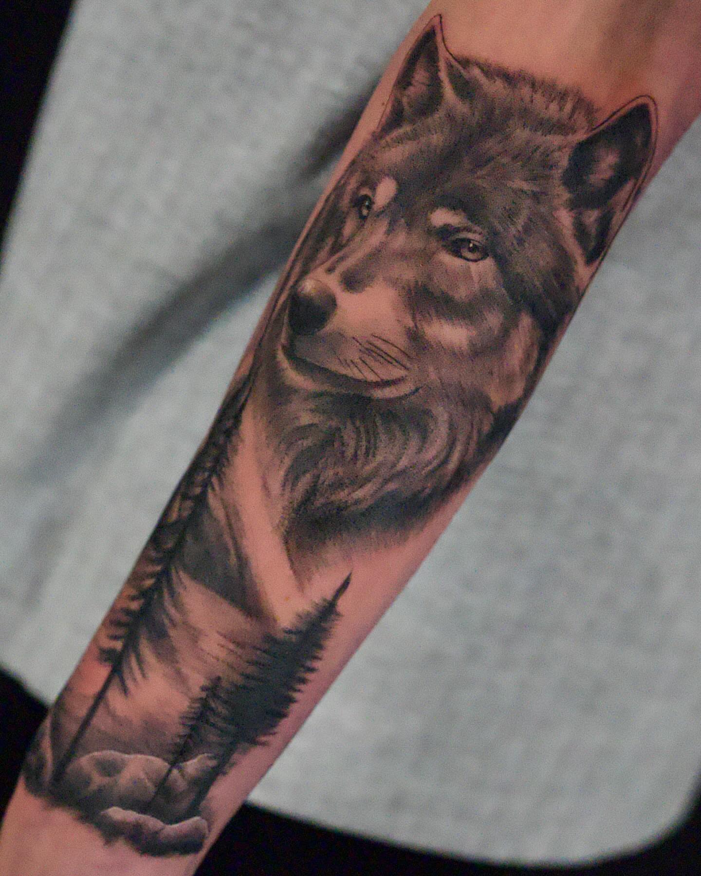 Wolf realism tattoo on the forearm by Chris Lochbihler