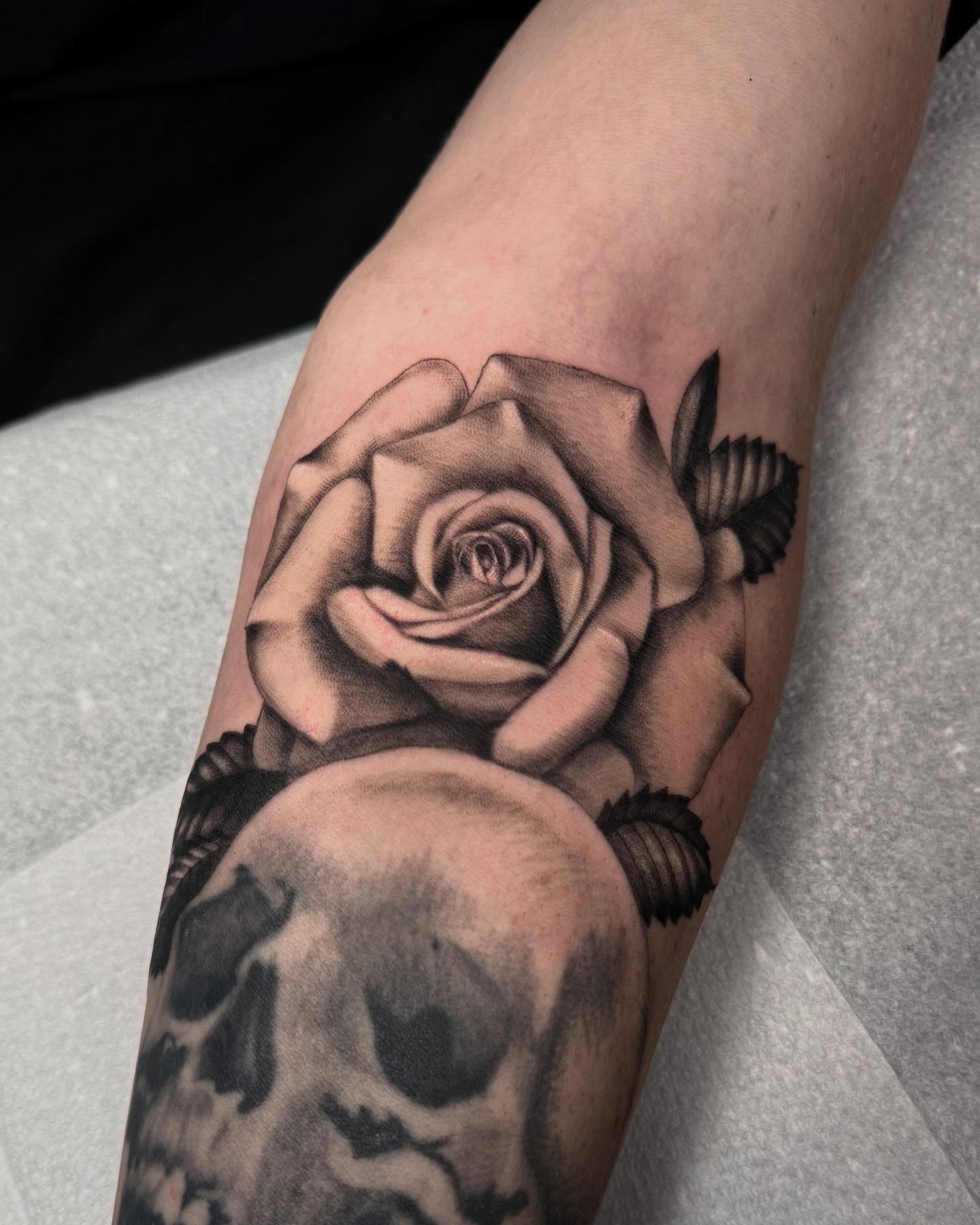 Rose and skull realism tattoo on the forearm by 𝔈𝔯𝔦𝔫 𝔊𝔦𝔩𝔩𝔦𝔩𝔞𝔫𝔡, Springfield, Ohio