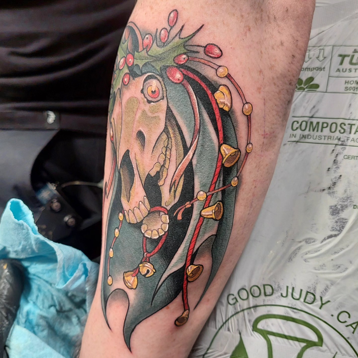 Tattoo by @daniwilsonart — american_traditional, dotwork