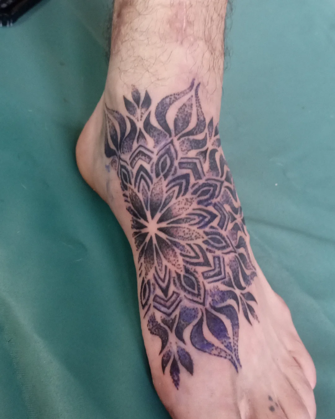Tattoo by @red.ink_tattoo_pirineos — geometric