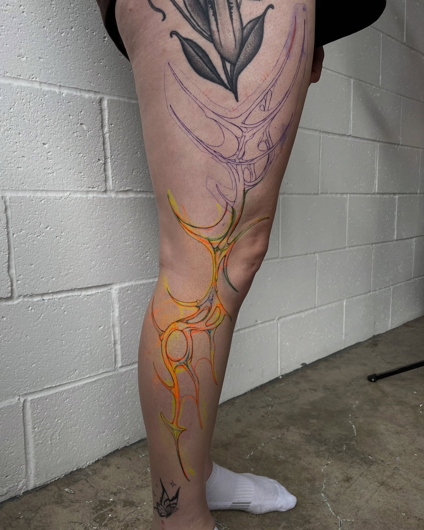 Abstract flame new school tattoo on the calf by 𝕮𝖆𝖗𝖔𝖑𝖎𝖓𝖊 𝕽𝖆𝖊 𝕽𝖔𝖇𝖎𝖓𝖘𝖔𝖓, Los Angeles, California