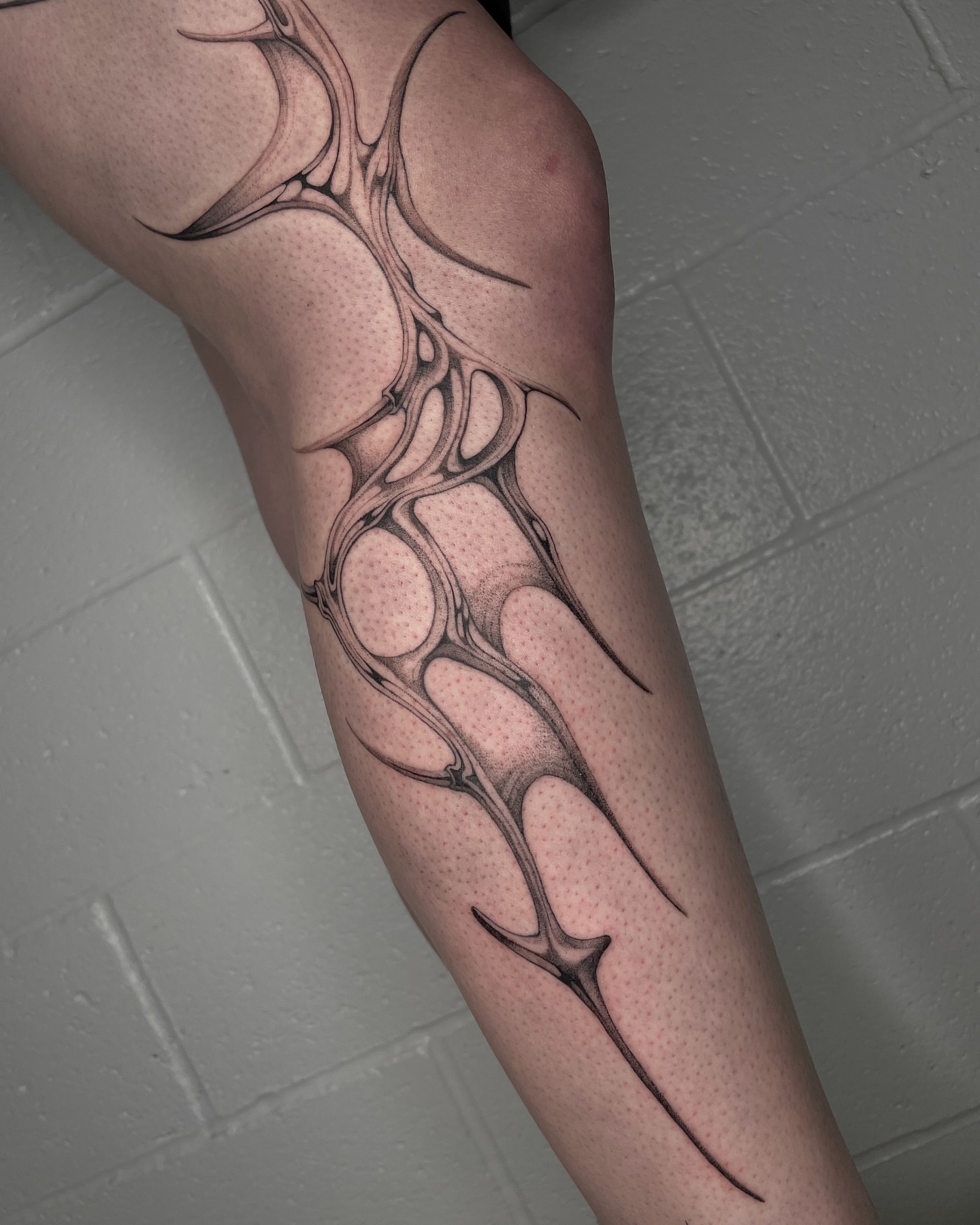 Abstract pattern dotwork tattoo on the forearm by 𝕮𝖆𝖗𝖔𝖑𝖎𝖓𝖊 𝕽𝖆𝖊 𝕽𝖔𝖇𝖎𝖓𝖘𝖔𝖓, Los Angeles, California