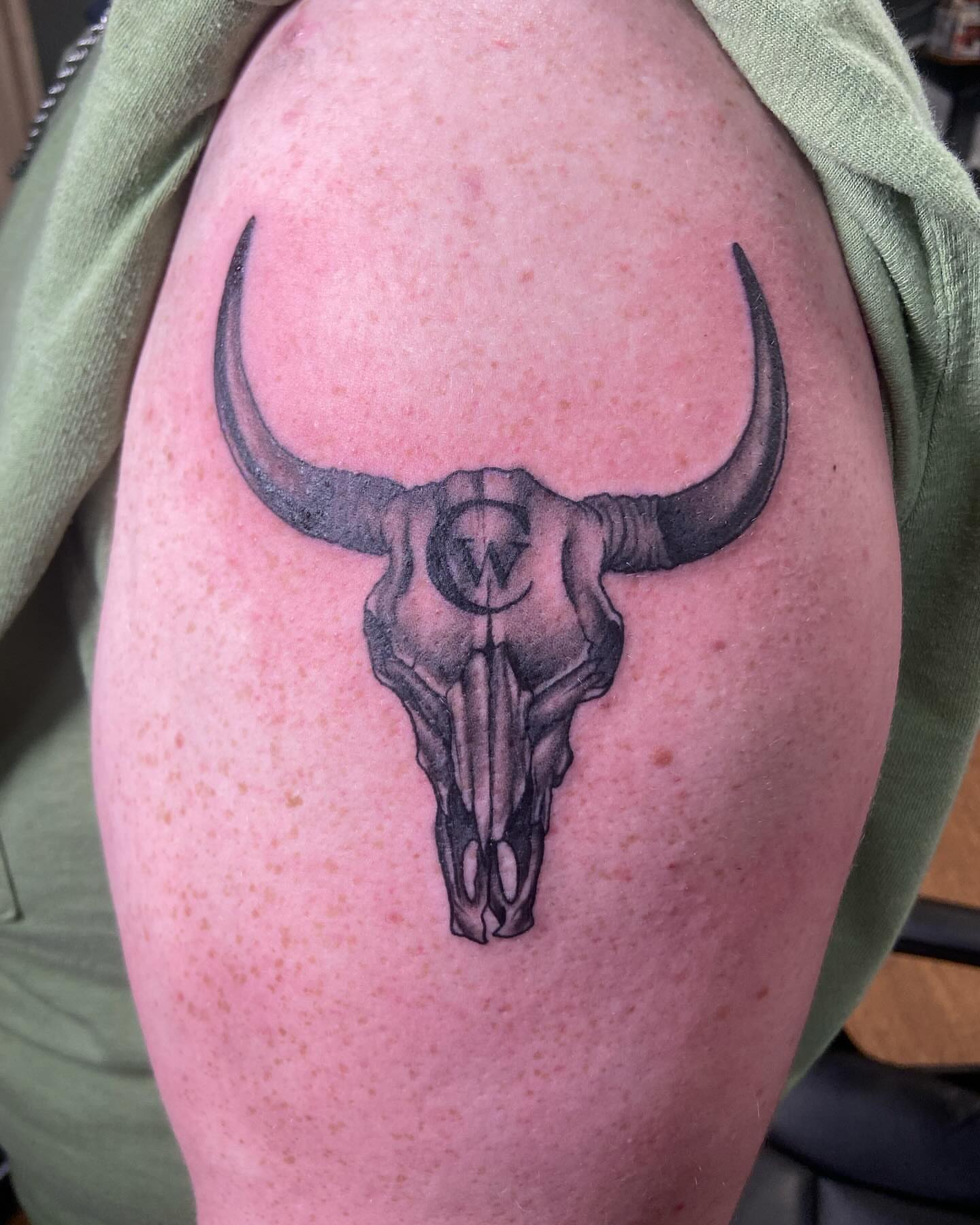 Bull skull black and grey tattoo on the shoulder by Slade Nowicki