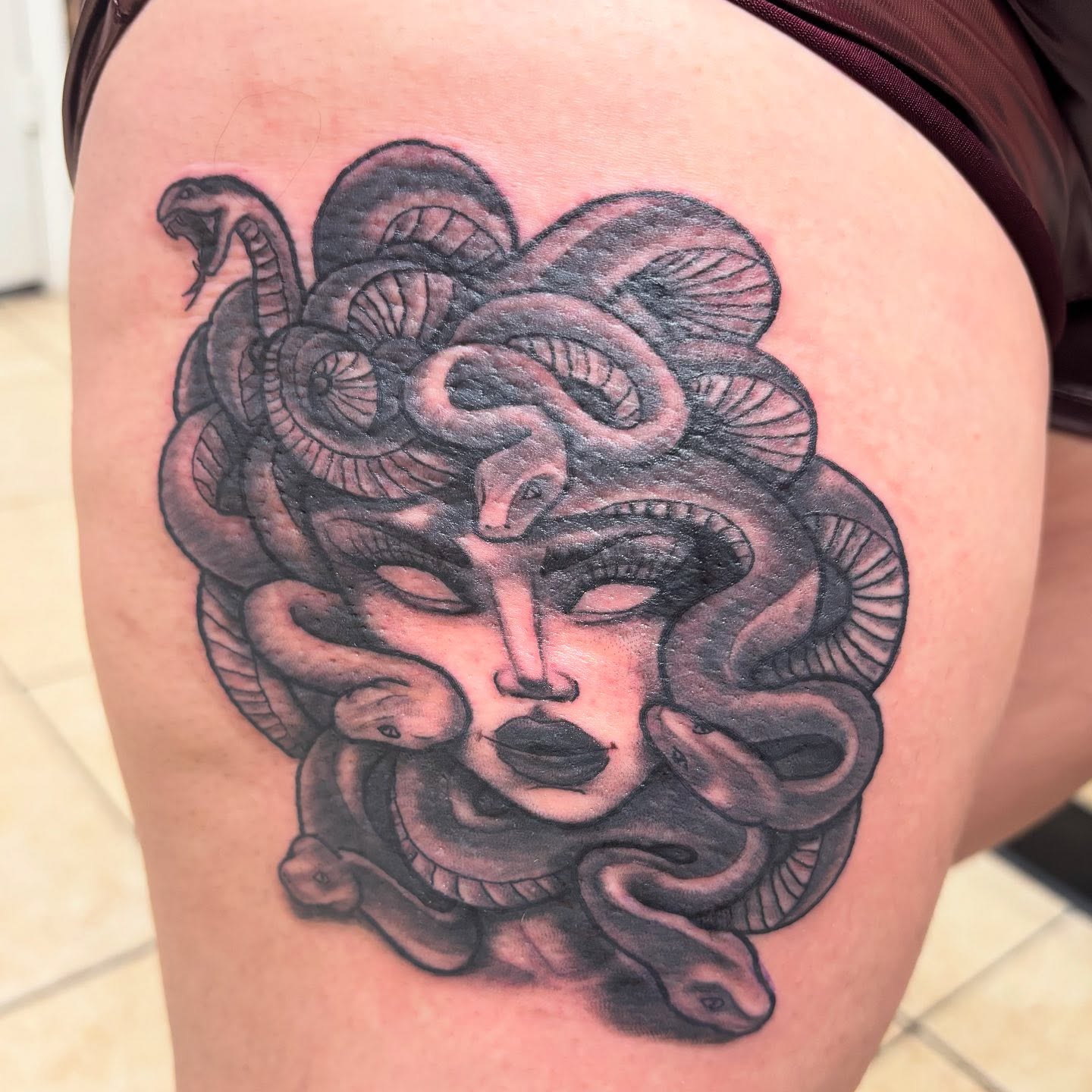 Medusa black and grey tattoo on the thigh by Oscar Cuéllar (Kue-Yar)