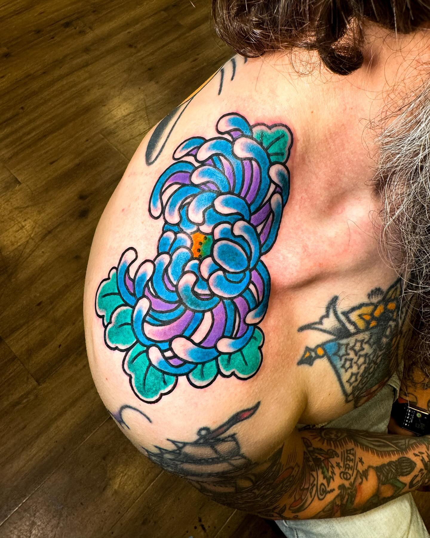Chrysanthemum American traditional tattoo on the shoulder by Alex Kass 🥩 San Antonio TX, San Antonio, Texas