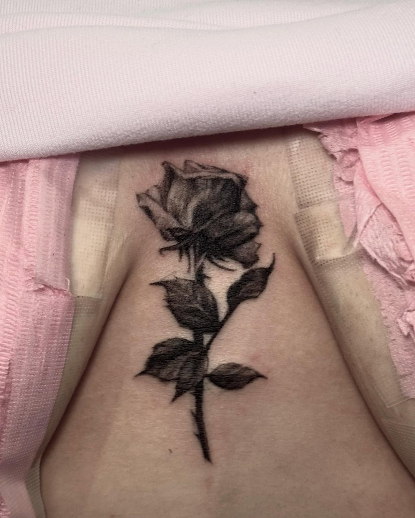 Rose black and grey tattoo on the thigh by dallas tattoo artist ๐ฒ๐ฝ bilingue