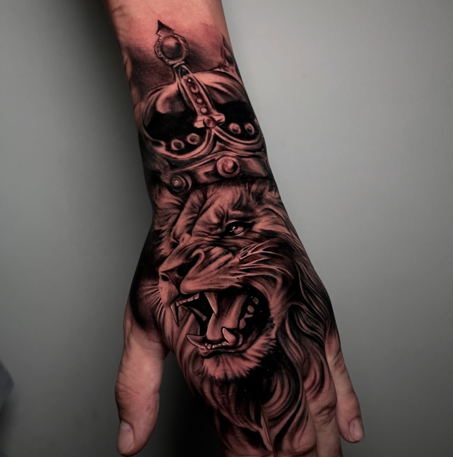 Lion realism tattoo on the hand by Jesse Temores