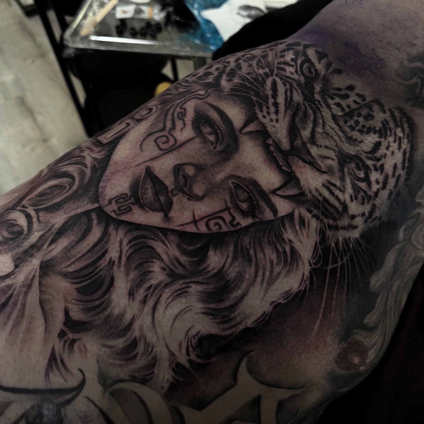 Woman with tiger realism tattoo on the shoulder by Letterrealmstudio