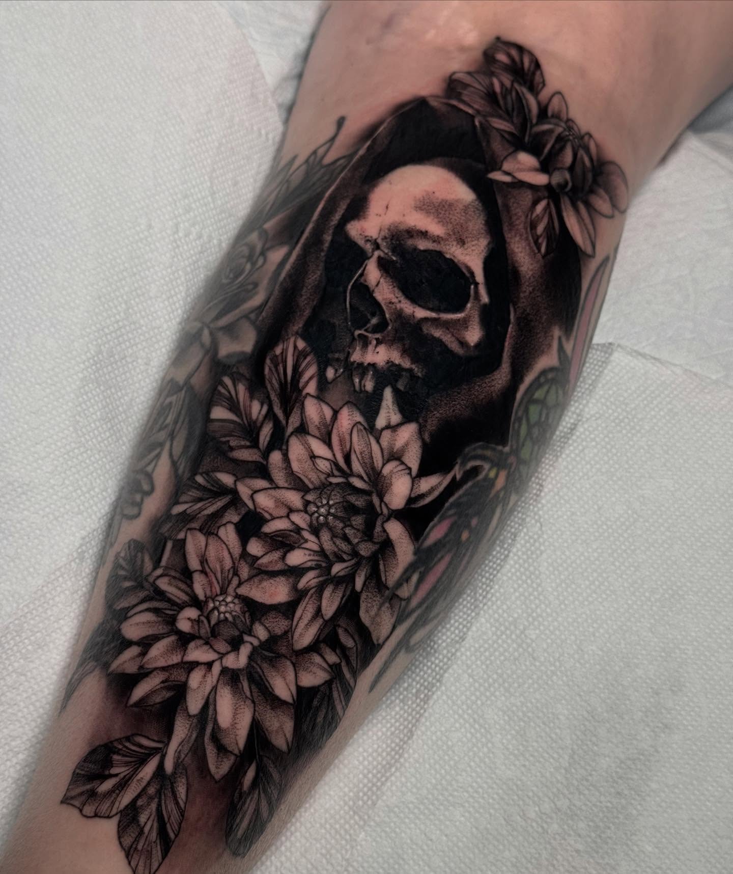 Skull and flowers realism tattoo on the forearm by ๐ฎ๐๐๐ฐ ๐๐ซ๐ค๐ข๐ฉ๐ฌ ๐๐๐ฆ๐๐ซ๐ฬ