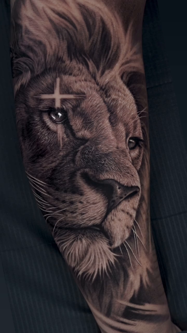 Lion portrait realism tattoo by Jesus Alonso